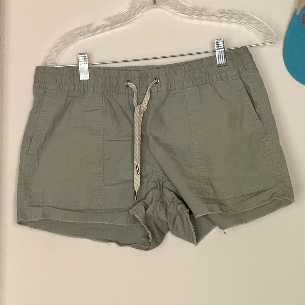 Vuori Green Cargo Shorts with Elastic Waistband